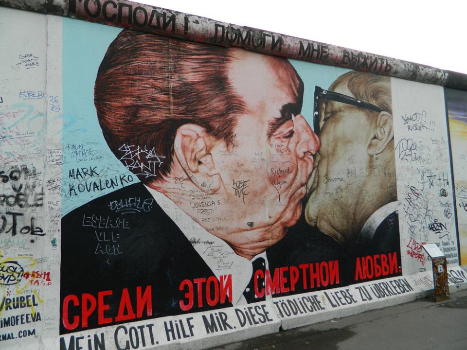 The Deadly Kiss by artist Dmitri Vladimirovich Vrubel on the Berlin Wall / Photo by Freepenguin from Wikimedia